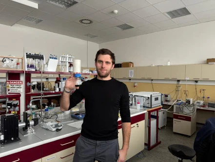  Czech scientists develop a material for producing chemicals from water and sunlight, inspired by human enzymes